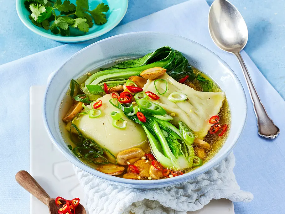Suppe mit Maultaschen, Pak Choi und Champignons.