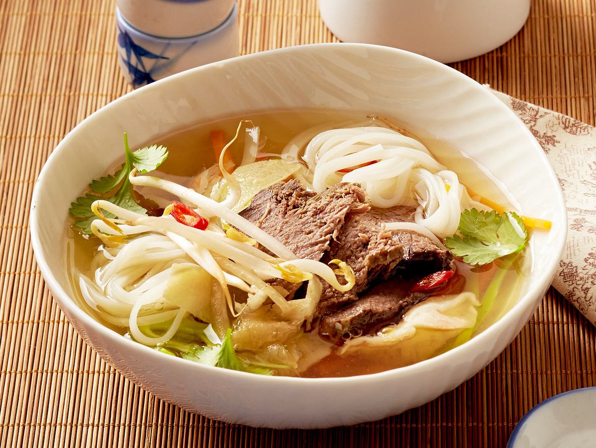 Asia-Suppe mit Tafelspitz, Reisnudeln, Shiitake und Wasabi Rezept