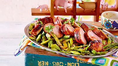 Asiafilet im Baconmantel mit Pfannenspargel Rezept - Foto: LECKER @ Bauer Media Group