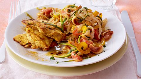 Asianudeln in Tomaten-Kokos-Soße mit Curryschnitzelchen Rezept - Foto: House of Food / Bauer Food Experts KG