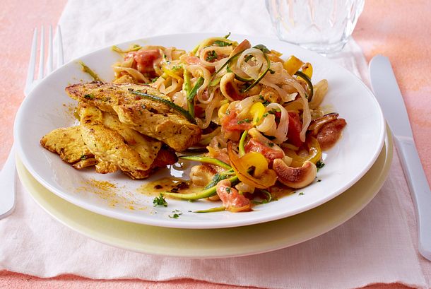 Asianudeln in Tomaten-Kokos-Soße mit Curryschnitzelchen Rezept