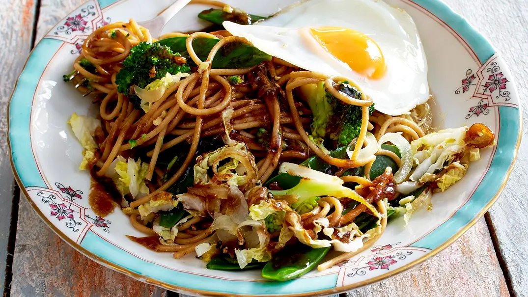 Asianudeln mit Gemüse und Spiegelei Rezept - Foto: LECKER @ Bauer Media Group Asianudeln mit Gemüse und Spiegelei Rezept - Foto: LECKER @ Bauer Media Group