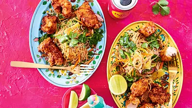 Asia­nudelsalat „Drachenfeuer“ mit Knusperhuhn Rezept - Foto: LECKER @ Bauer Media Group