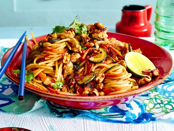 Asiaspaghetti mit Rührei und karamellisierten Erdnüssen Rezept Asiaspaghetti mit Rührei und karamellisierten Erdnüssen Rezept
