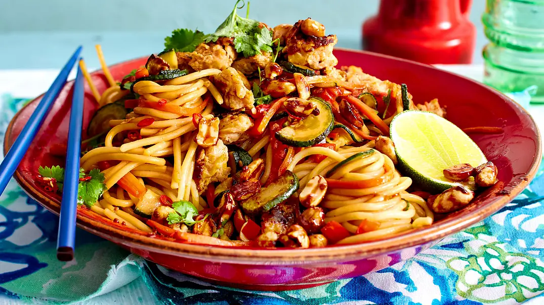 Asiaspaghetti mit Rührei und karamellisierten Erdnüssen Rezept - Foto: LECKER @ Bauer Media Group Asiaspaghetti mit Rührei und karamellisierten Erdnüssen Rezept - Foto: LECKER @ Bauer Media Group