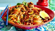 Asiaspaghetti mit Rührei und karamellisierten Erdnüssen Rezept - Foto: LECKER @ Bauer Media Group