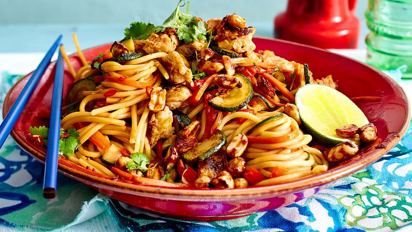 Asiaspaghetti mit Rührei und karamellisierten Erdnüssen Rezept - Foto: House of Food / Bauer Food Experts KG