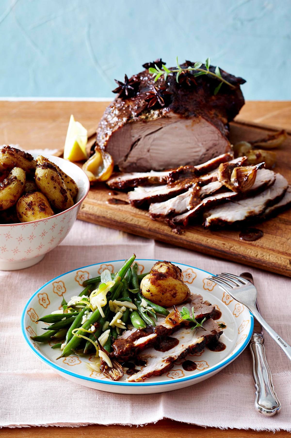 Asiatisch glasierter Schweinenacken mit Senf-Kartoffeln und grünen Bohnen Rezept