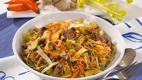 Asiatische Bratnudeln mit Rindfleisch Rezept - Foto: Maass