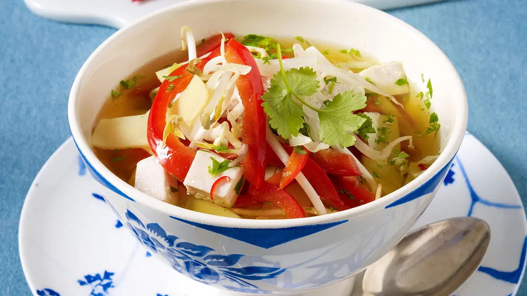 Asiatische Curry-Geflügelsuppe Rezept - Foto: LECKER @ Bauer Media Group Asiatische Curry-Geflügelsuppe Rezept - Foto: LECKER @ Bauer Media Group