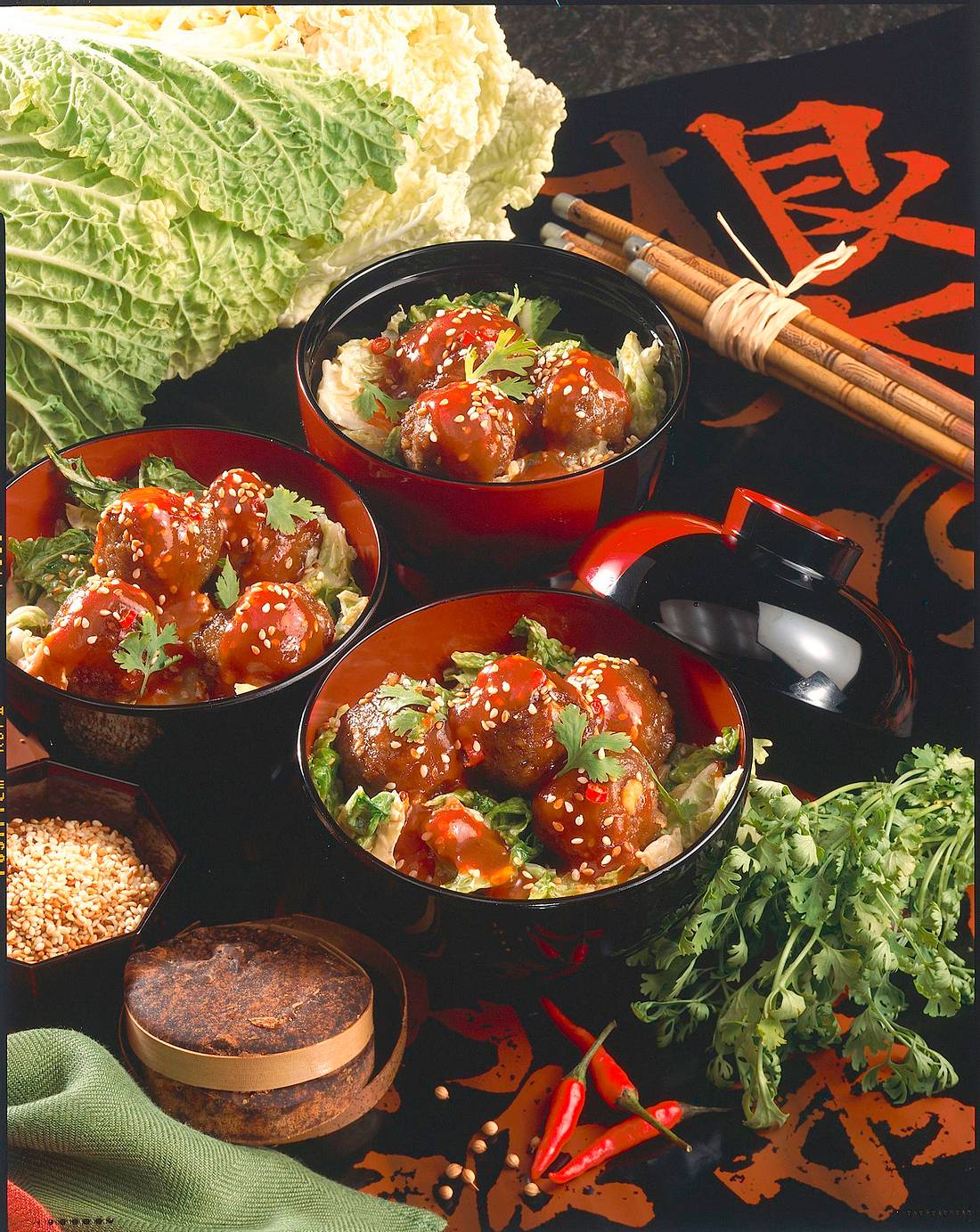 Asiatische Hackbällchen mit feuriger Tomatensoße Rezept | LECKER