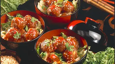Asiatische Hackbällchen mit feuriger Tomatensoße Rezept - Foto: LECKER @ Bauer Media Group