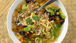Asiatische Kohlsuppe Rezept - Foto: LECKER @ Bauer Media Group