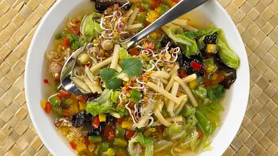 Asiatische Kohlsuppe Rezept - Foto: LECKER @ Bauer Media Group