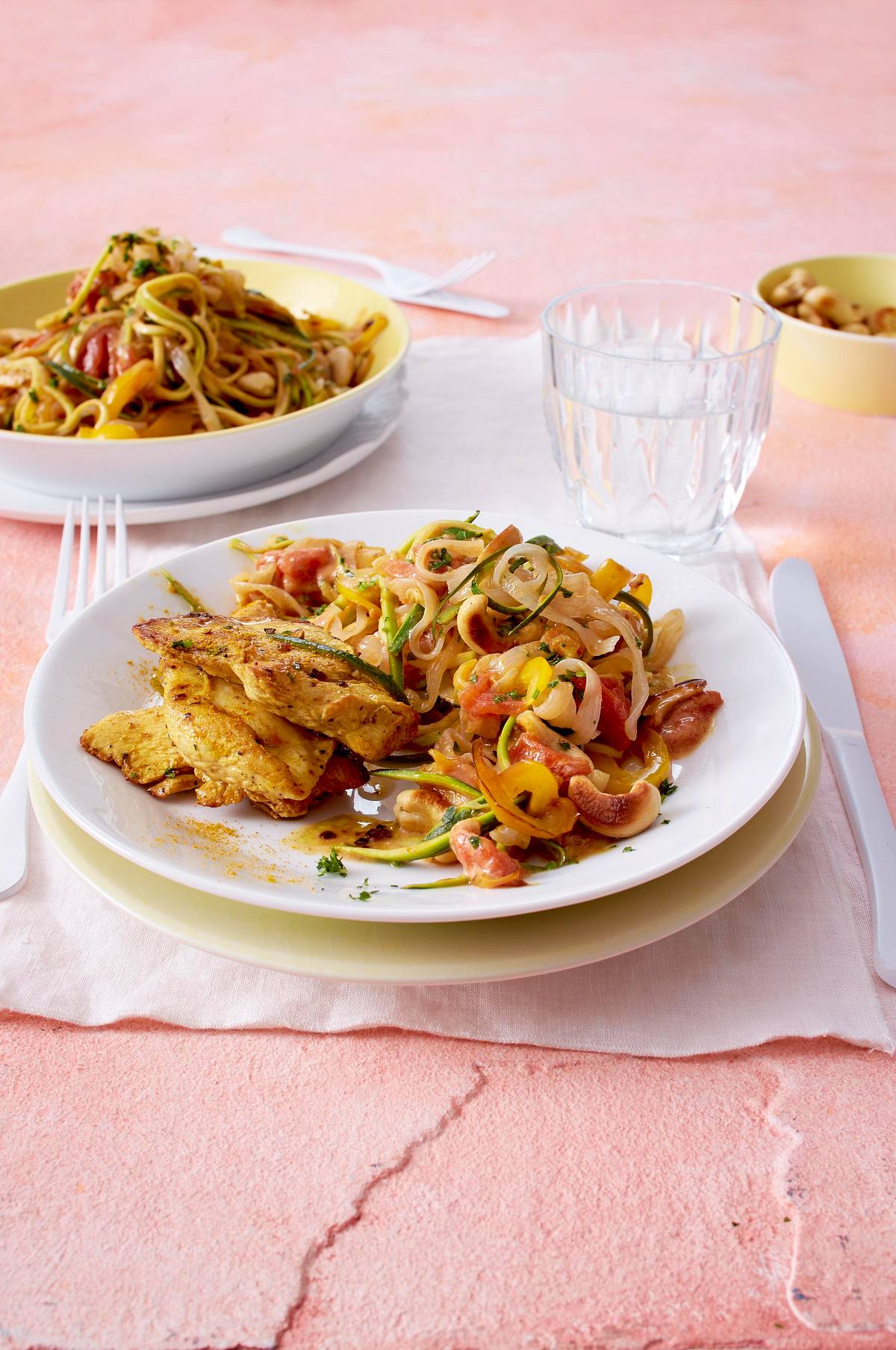 Asiatische Nudeln in Tomaten-Kokos-Soße mit Curry-Schnitzelchen Rezept