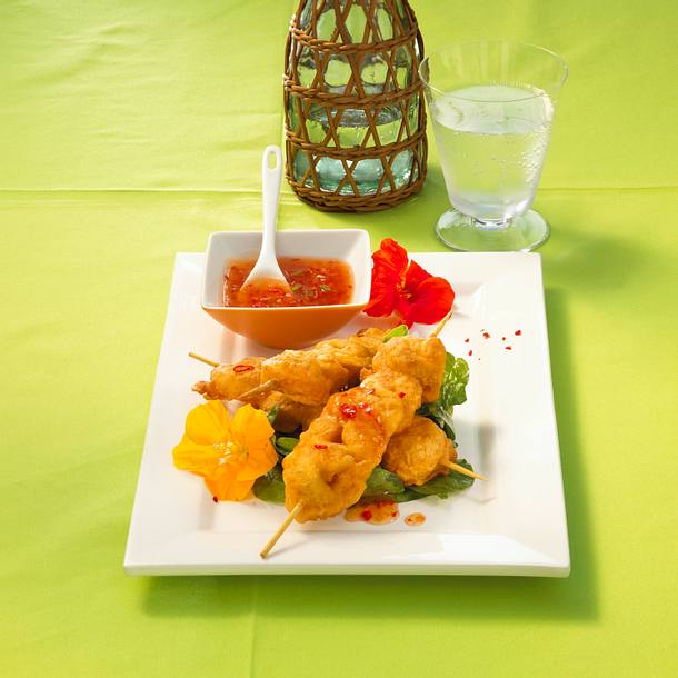 Asiatische Nudelspieße auf Spinat Rezept Asiatische Nudelspieße auf Spinat Rezept