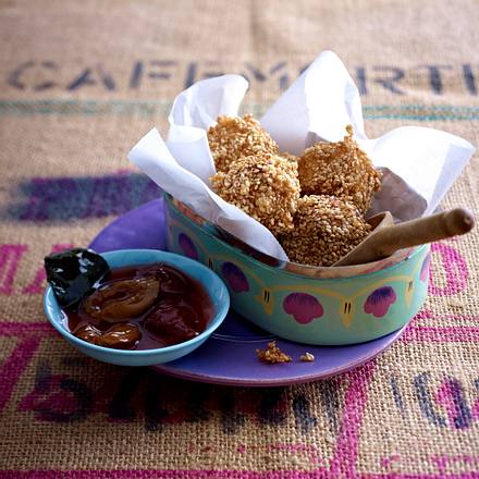Asiatische Sesam-Reisbällchen zu Pflaumenkompott Rezept