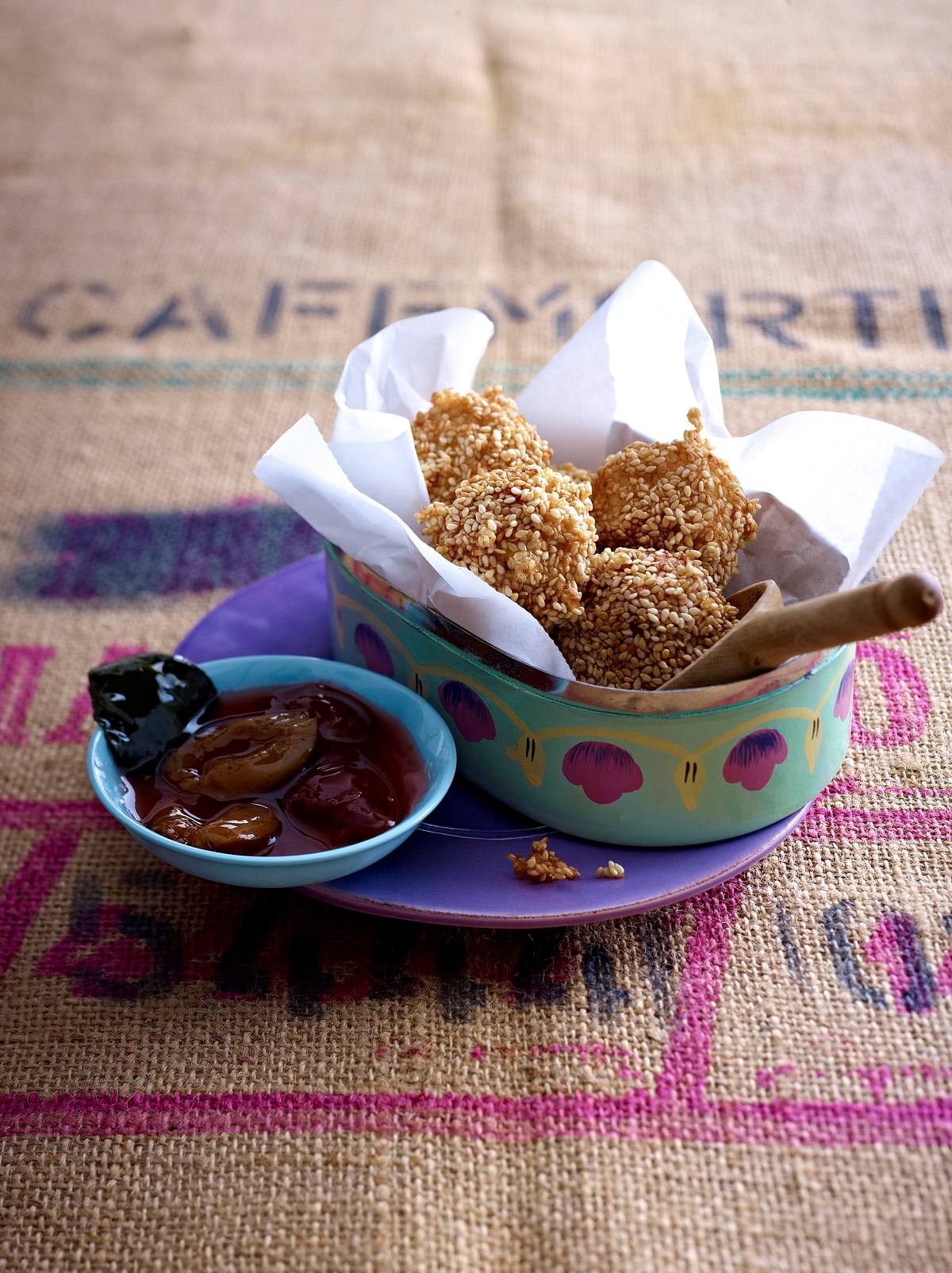 Asiatische Sesam-Reisbällchen zu Pflaumenkompott Rezept