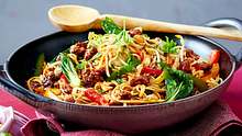 Wok-Gerichte: Asiatische Woknudeln mit Hack und Paprika - Foto: House of Food / Bauer Food Experts KG