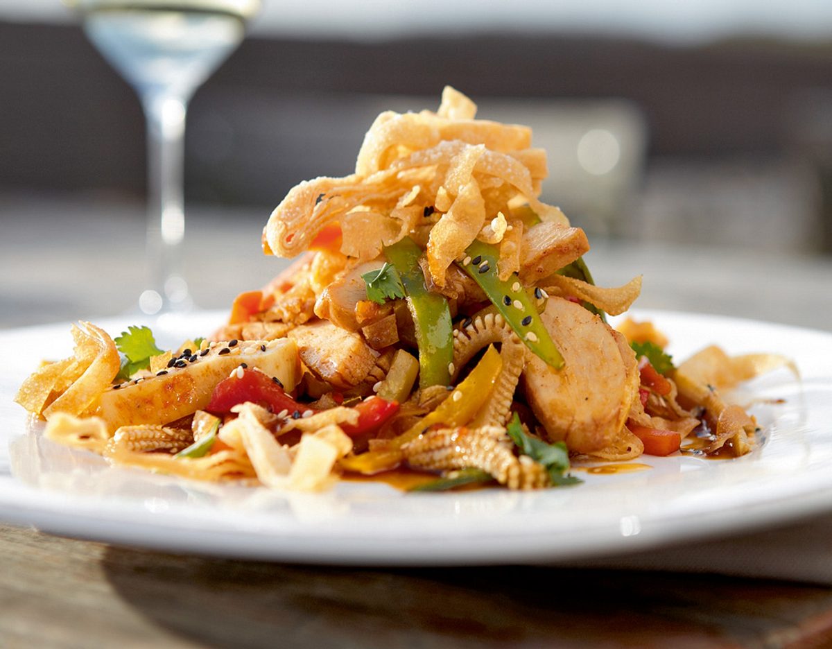 Asiatischer Bratgemüsesalat mit Maishuhn und Knusper-Wan-Tan Rezept