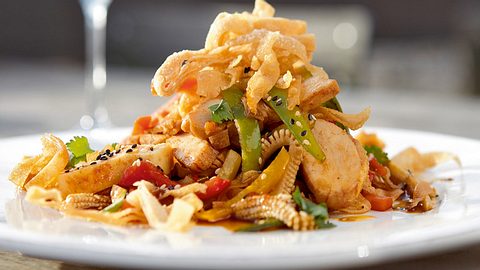 Asiatischer Bratgemüsesalat mit Maishuhn und Knusper-Wan-Tan Rezept - Foto: House of Food / Bauer Food Experts KG