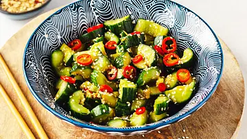 Asiatischer Gurkensalat - Foto: ShowHeroes für LECKER @ Bauer Media Group Asiatischer Gurkensalat - Foto: ShowHeroes für LECKER @ Bauer Media Group