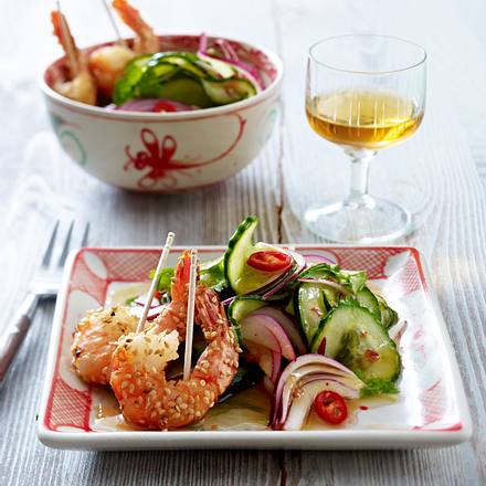 Asiatischer Gurkensalat mit Sesam-Garnelen Rezept Asiatischer Gurkensalat mit Sesam-Garnelen Rezept
