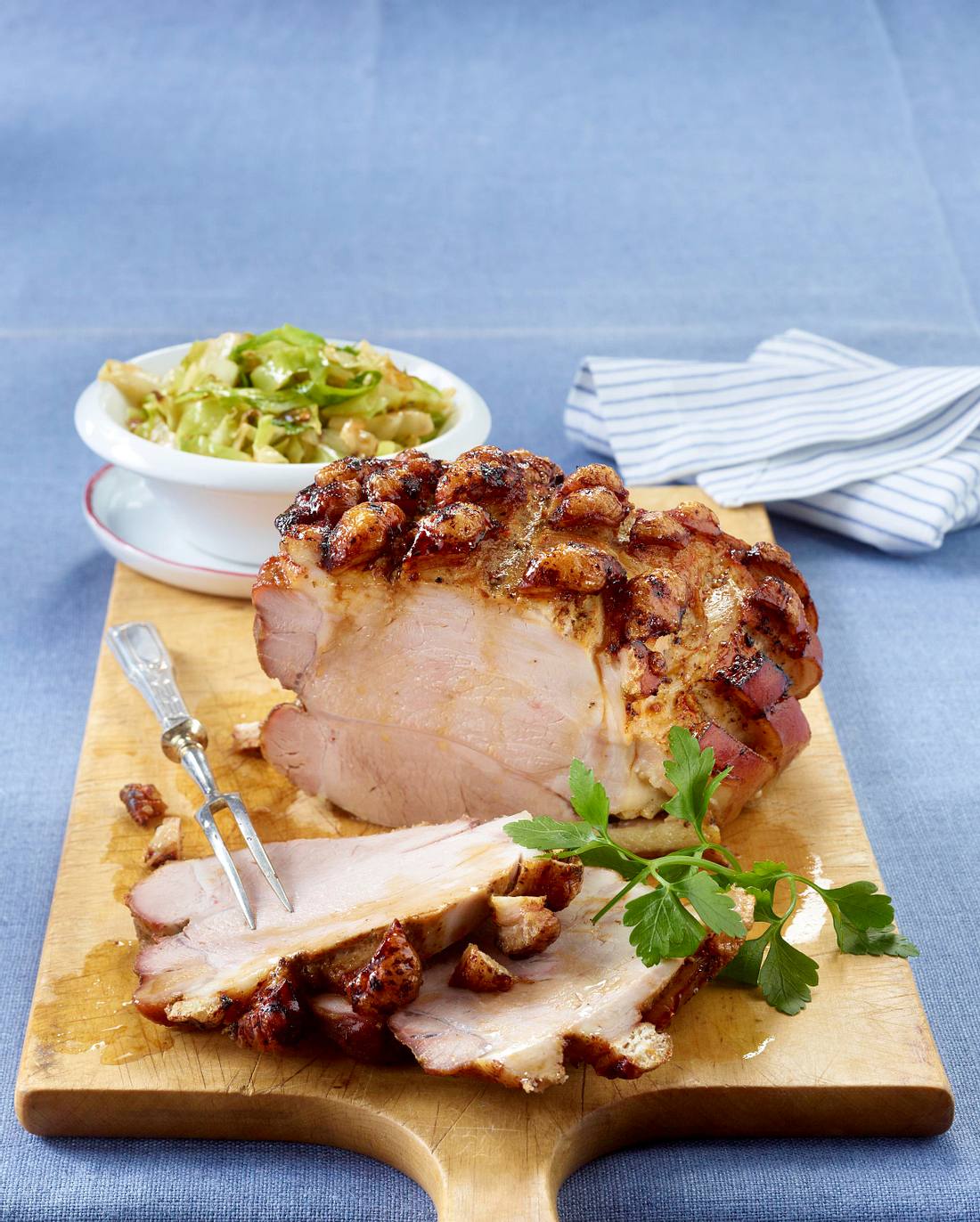 Asiatischer Krustenbraten mit süß-saurem Spitzkohl Rezept | LECKER