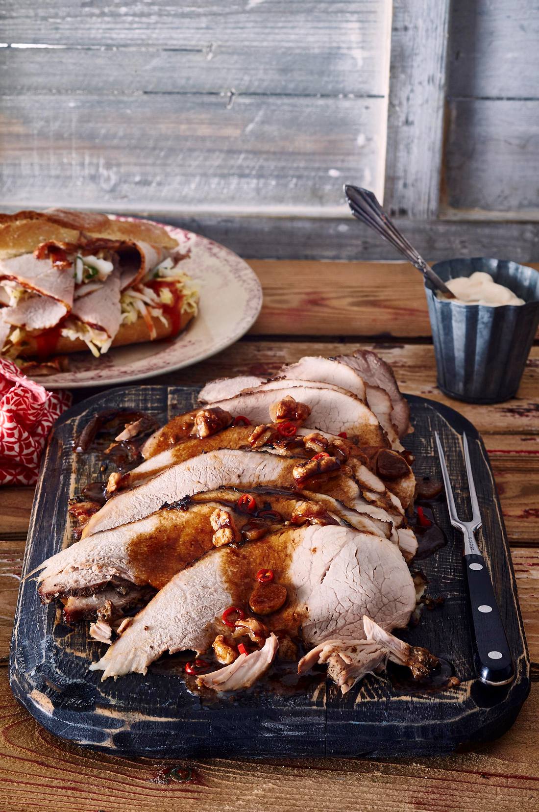 Asiatischer Schweinebraten mit Knusperbröseln Rezept | LECKER