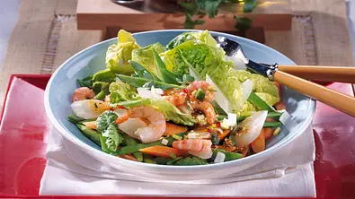 Asiatischer Shrimps-Salat Rezept - Foto: LECKER @ Bauer Media Group
