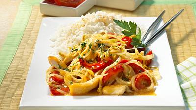 Asiatisches Reisgericht mit Hähnchenfilet Rezept - Foto: LECKER @ Bauer Media Group