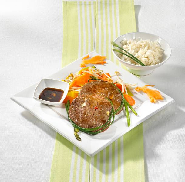Asiatisches Steak zu Ingwer-Möhrengemüse Rezept Asiatisches Steak zu Ingwer-Möhrengemüse Rezept