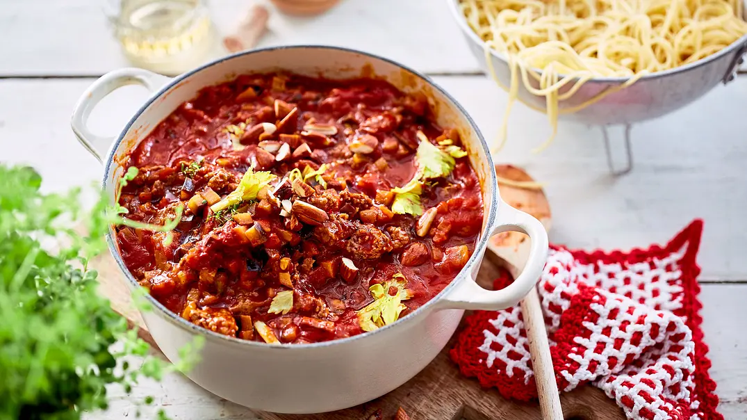 Auberginen-Bolo mit Mandel-Topping Rezept - Foto: LECKER @ Bauer Media Group Auberginen-Bolo mit Mandel-Topping Rezept - Foto: LECKER @ Bauer Media Group
