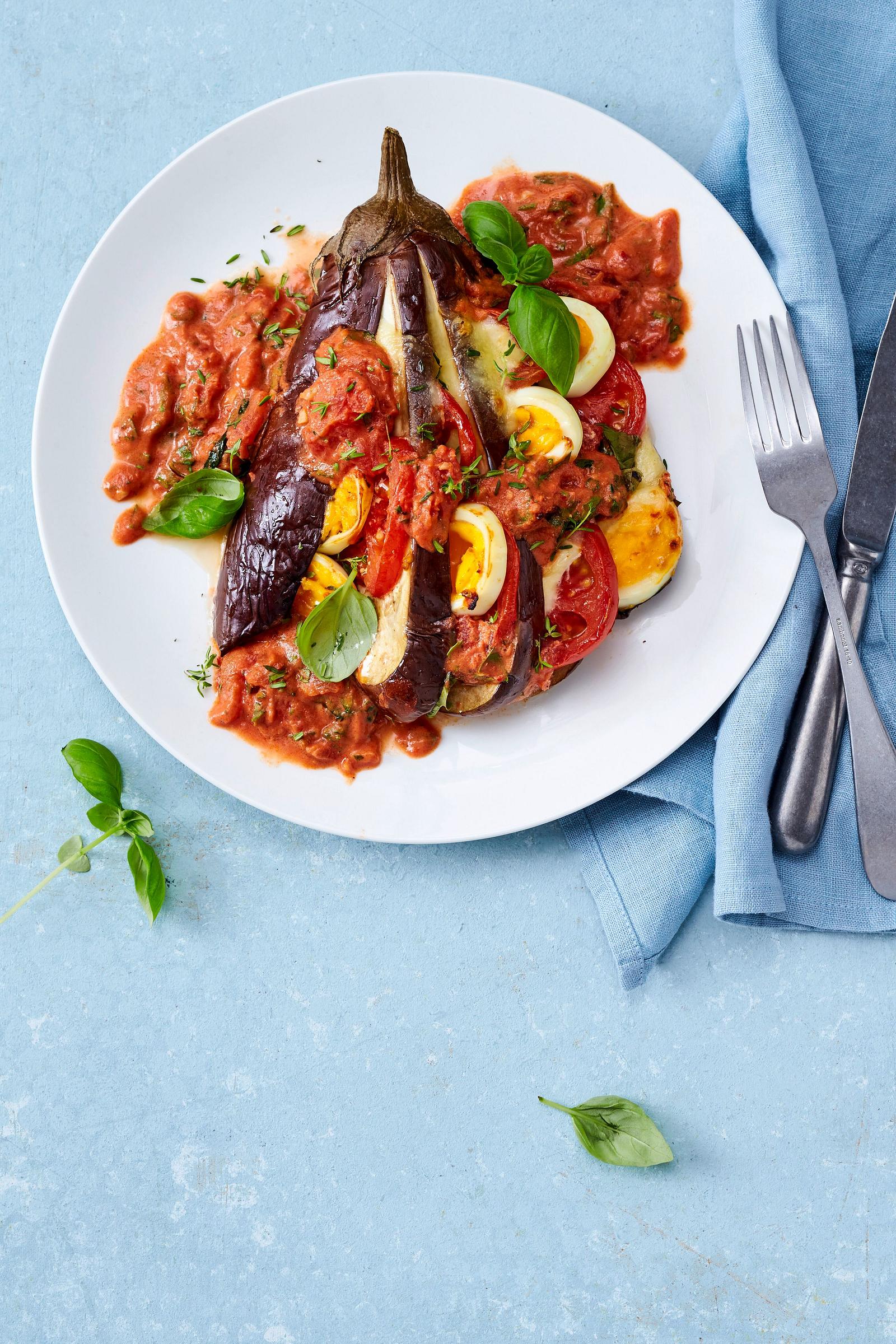 Gebackene Auberginen-Fächer in Tomatensoße Rezept | LECKER Gebackene Auberginen-Fächer in Tomatensoße Rezept | LECKER