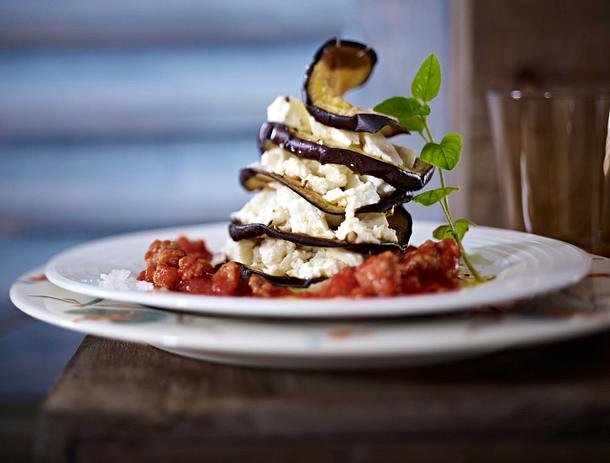 Auberginen-Feta-Türmchen mit Beef-Tomatensoße Rezept Auberginen-Feta-Türmchen mit Beef-Tomatensoße Rezept