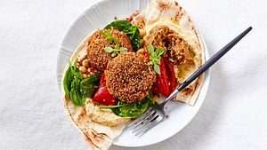 Auberginen-Frikadellen auf Hummus und Dürüm Rezept - Foto: House of Food / Bauer Food Experts KG