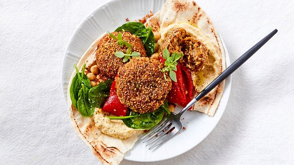 Auberginen-Frikadellen auf Hummus und Dürüm Rezept - Foto: House of Food / Bauer Food Experts KG