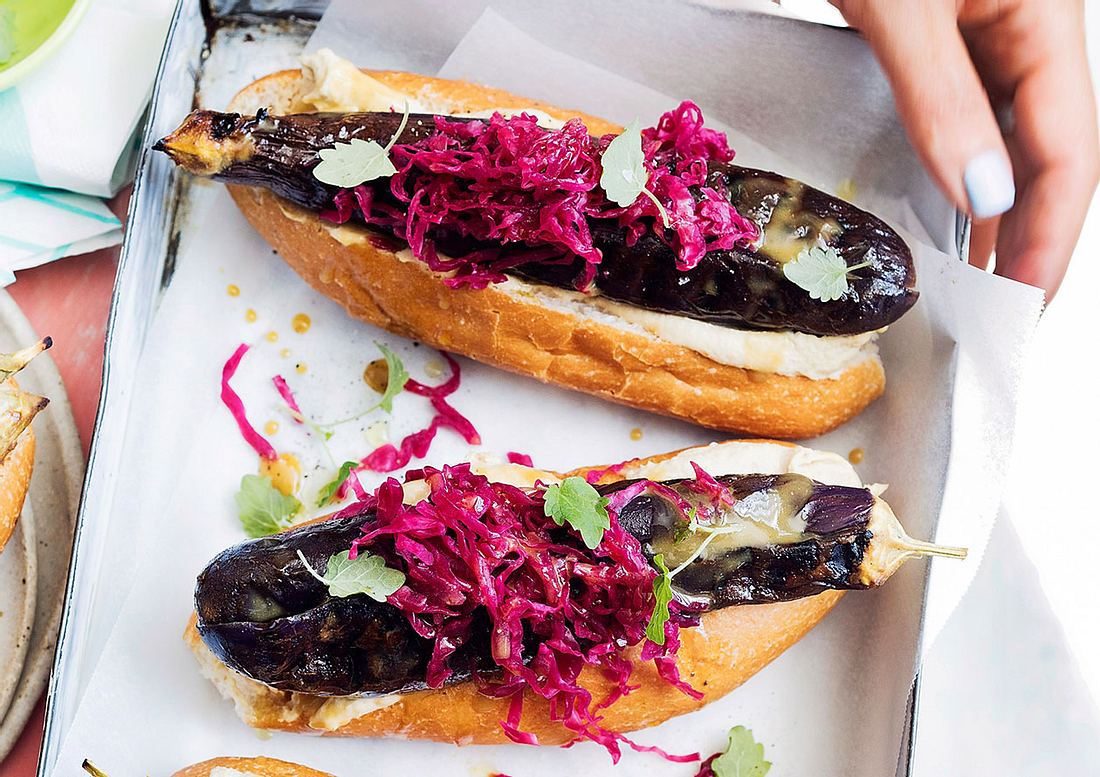 Auberginen-Hotdogs mit pink-Slaw-Topping Rezept | LECKER