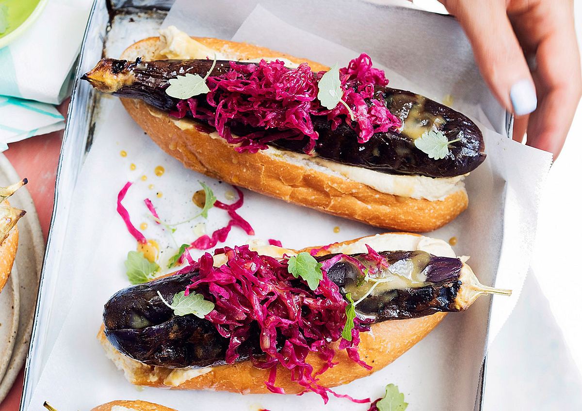 Auberginen-Hotdogs mit pink-Slaw-Topping Rezept