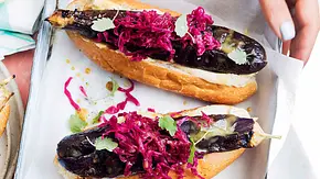 Auberginen-Hotdogs mit pink-Slaw-Topping Rezept - Foto: Are Media Syndication Auberginen-Hotdogs mit pink-Slaw-Topping Rezept - Foto: Are Media Syndication