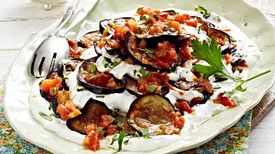Auberginen mit scharfem Tomatensugo Rezept - Foto: LECKER @ Bauer Media Group