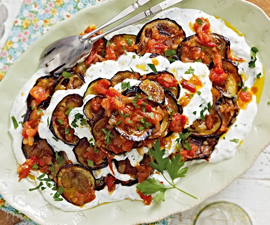 Auberginen mit Tomatensugo & Crème fraîche Rezept Auberginen mit Tomatensugo & Crème fraîche Rezept