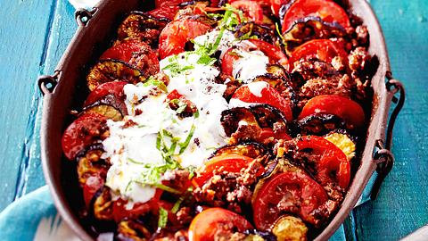 Auberginen-Tomaten-Auflauf mit Joghurtsoße in Auflaufform mit Besteck - Foto: House of Food / Bauer Food Experts KG
