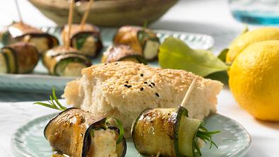 Auberginen- und Zucchiniröllchen mit Schafskäse Rezept - Foto: LECKER @ Bauer Media Group