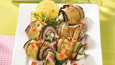 Auberginen-Zucchiniröllchen mit Schinken Rezept - Foto: Maass