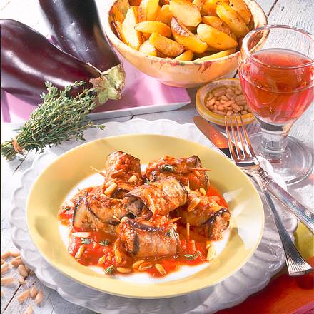Auberginenröllchen in Tomatensoße Rezept Auberginenröllchen in Tomatensoße Rezept
