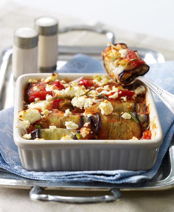 Auberginenröllchen mit Bulgurfüllung auf Tomatensoße mit Schafskäse