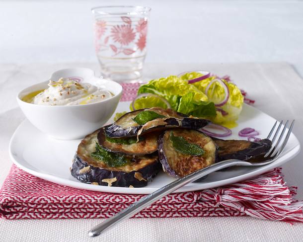 Auberginenschnitzel mit Tahin-Joghurtsoße und Römersalat Rezept