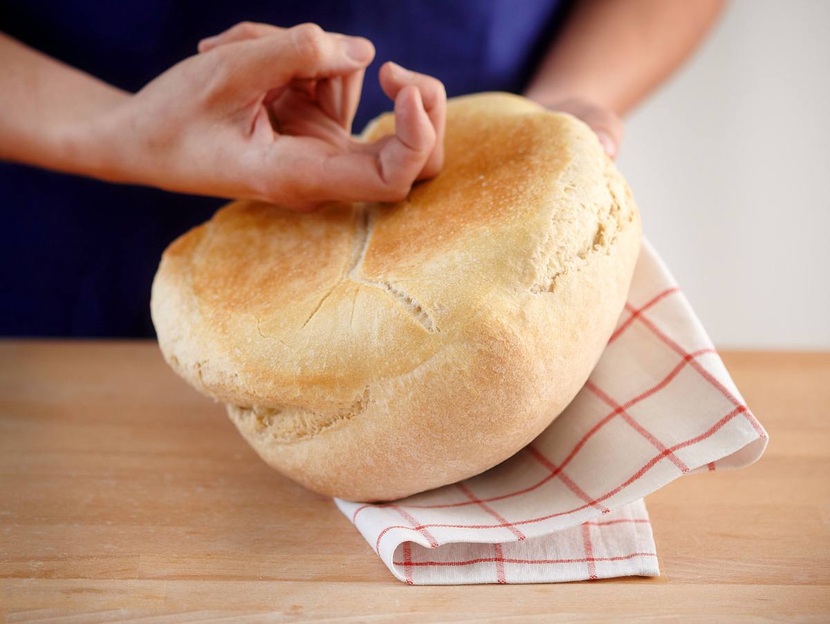 auf das Brot Klopfen