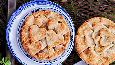 Auf die Hand-Pies mit herzigem Blattwerk Rezept - Foto: House of Food / Bauer Food Experts KG